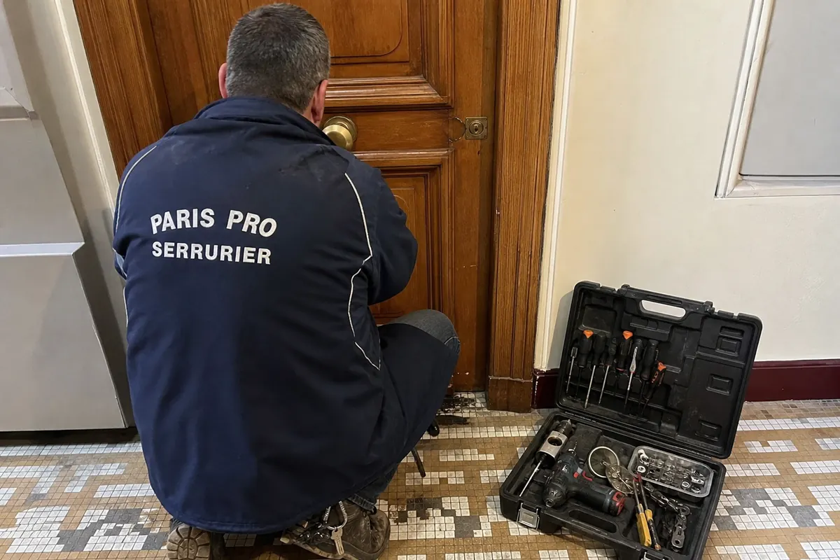 Serrurier Paris Pro Serrurier au travail sur une porte d'appartement parisien