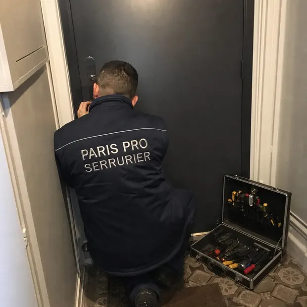 Serrurier ouvrant une porte d'appartement claquée à Paris
